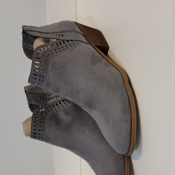 Carlos by Carlos Santana Women's Size 6 Marteen Ankle Booties - Picture 2 of 9